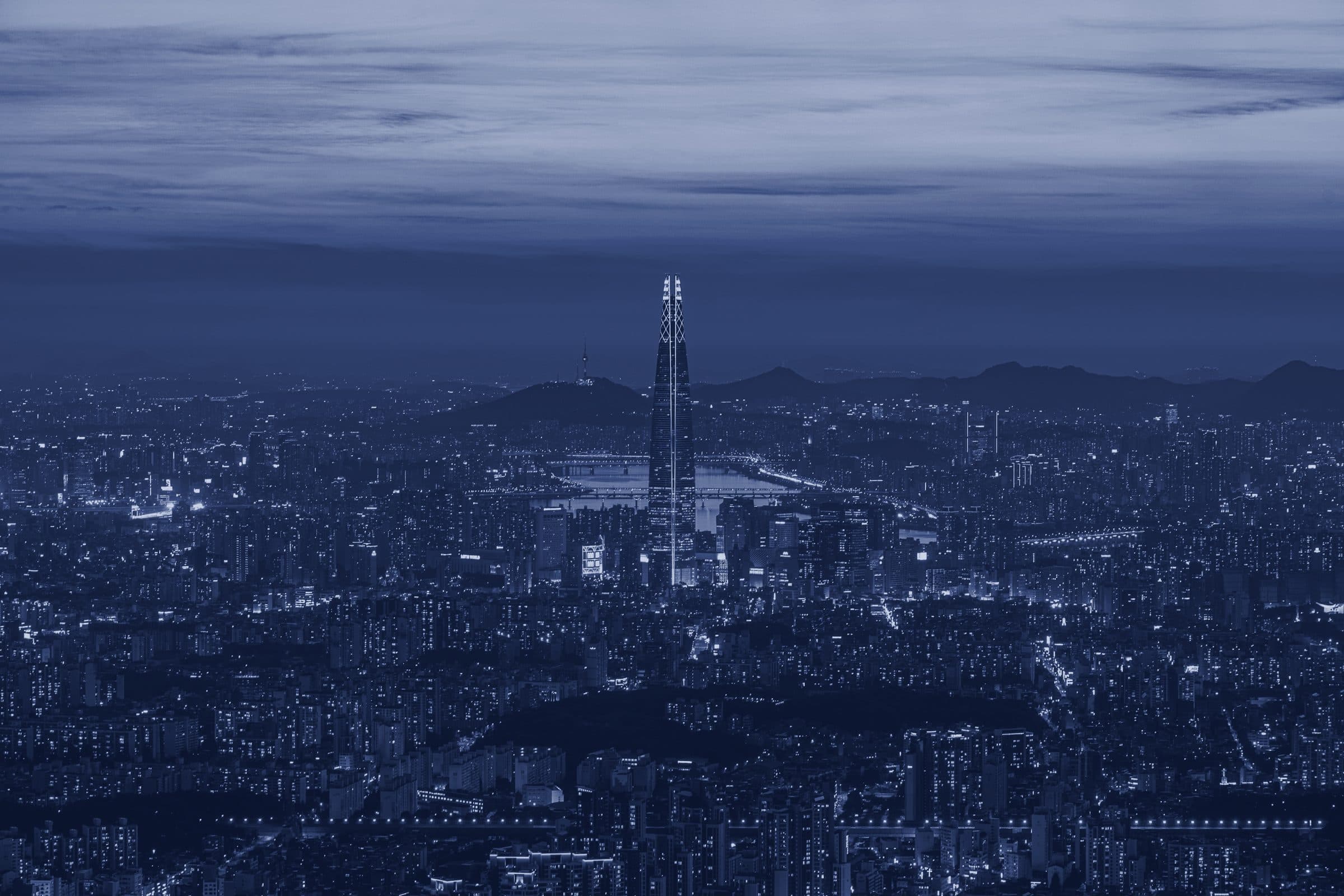 해질 무렵 서울 도심 전경. 수많은 건물의 불빛이 도시 전체에 퍼져 있다.
