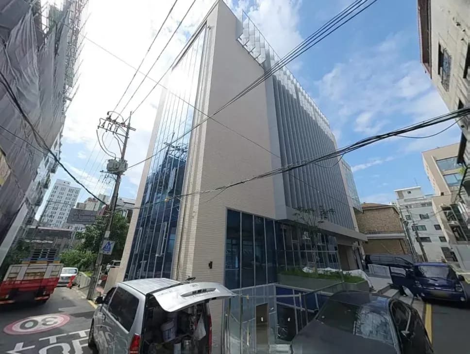 신축 완공 외관과 매각 시그널